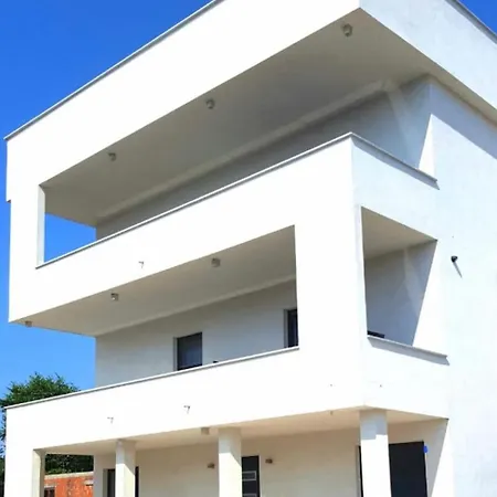 With Parking Space - 25408 Μεντουλίν