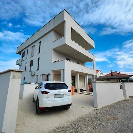 With Parking Space - 25408 Μεντουλίν